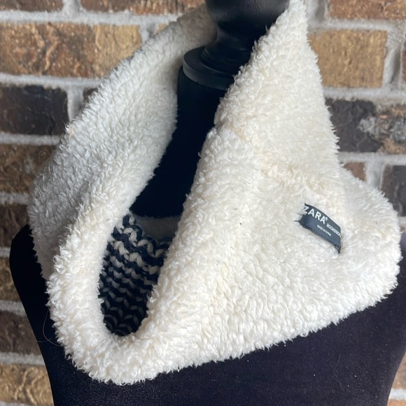 ZARA Knit Infinity Scarf - Picture 2 of 6